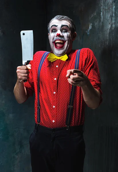 De enge clown een mes bedrijf op dack. Halloween concept — Stockfoto