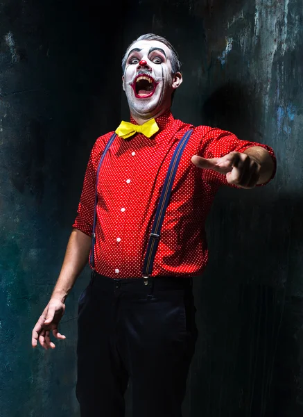 Ужасный клоун и Хэллоуин тема: Сумасшедший красный клоун в рубашке с подтяжками — стоковое фото