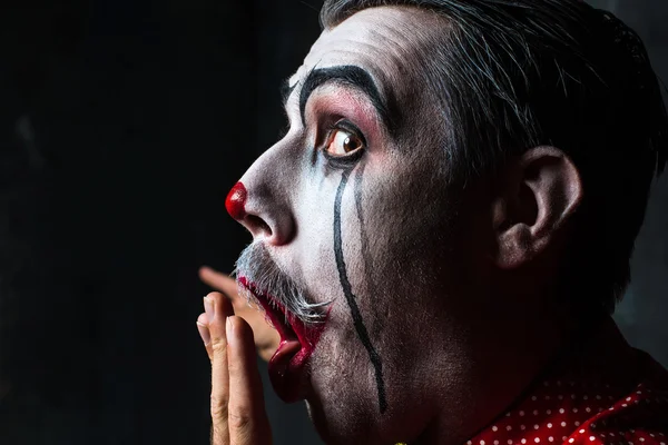 Ужасный сумасшедший клоун и тема Хэллоуина — стоковое фото
