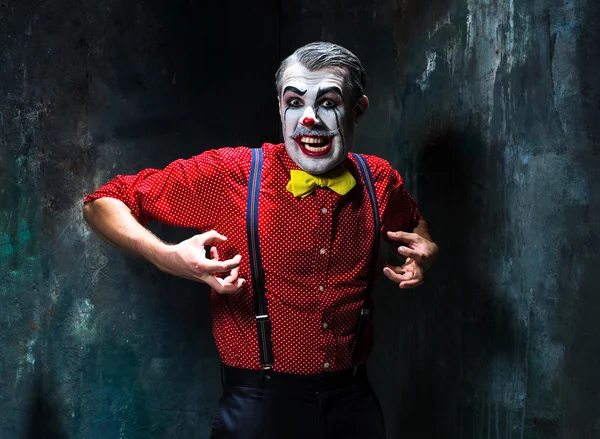 Terribile clown e tema Halloween: clown rosso pazzo in camicia con bretelle — Foto Stock