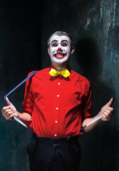 Palhaço terrível e tema de Halloween: Palhaço vermelho louco em uma camisa com suspensórios — Fotografia de Stock