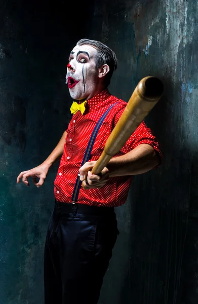 Il clown spaventoso e la mazza da baseball su sfondo opaco. Concetto Halloween — Foto Stock