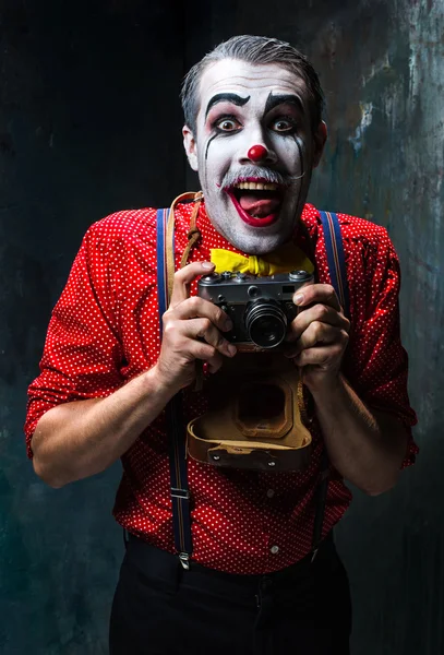 El payaso aterrador y una cámara en el fondo del saco. Concepto Halloween — Foto de Stock