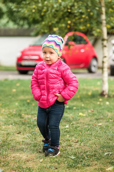 The little baby girl standing at park — Stock Photo, Image