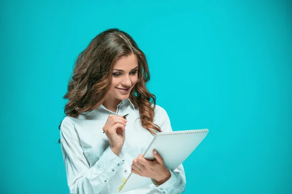 Usmívající se žena mladý podnikání s pero a digitizér pro poznámky na modrém pozadí — Stock fotografie