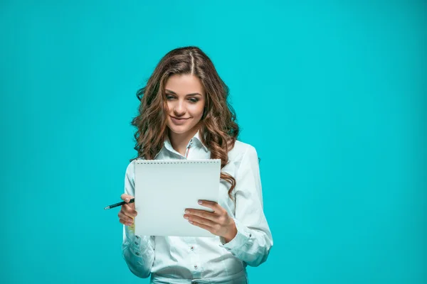 Usmívající se žena mladý podnikání s pero a digitizér pro poznámky na modrém pozadí — Stock fotografie
