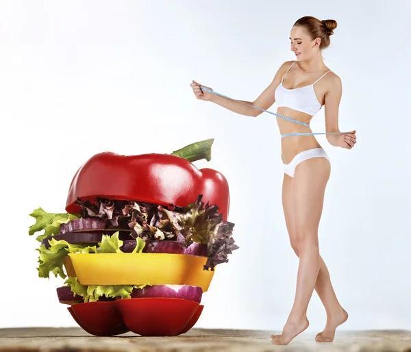 Jeune femme saine avec des légumes. Collage — Photo