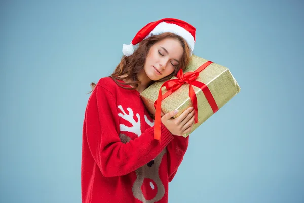 Fille habillée en chapeau de Père Noël avec un cadeau de Noël — Photo