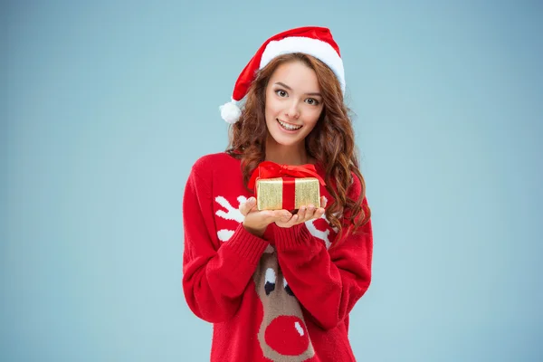 Fille habillée en chapeau de Père Noël avec un cadeau de Noël — Photo