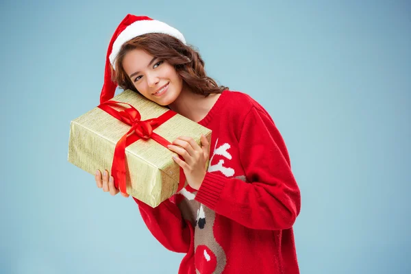 Fille habillée en chapeau de Père Noël avec un cadeau de Noël — Photo