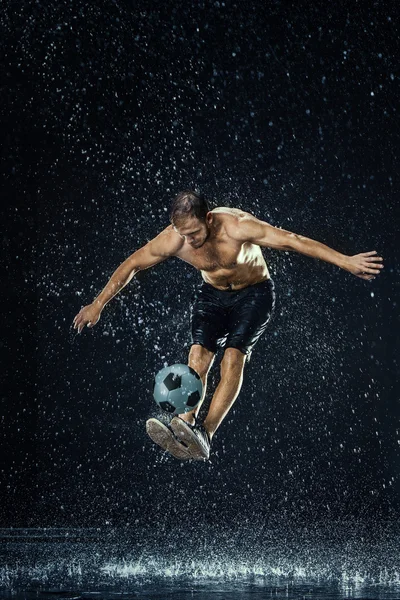 Water drops around football player — Stock Photo, Image