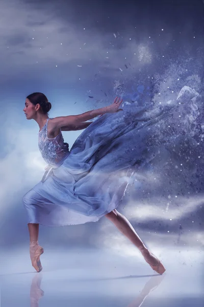 美丽的芭蕾舞演员在蓝色长裙跳舞 — 图库照片