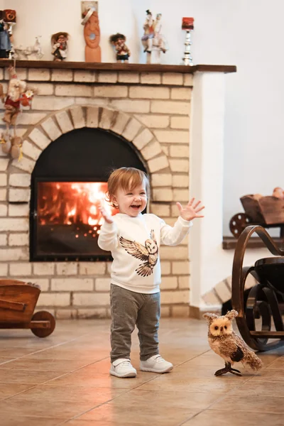 Boldog gyermek kislány állt otthon a kandalló ellen — Stock Fotó