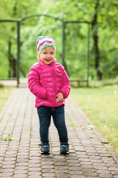 A pequena menina de pé no parque — Fotografia de Stock