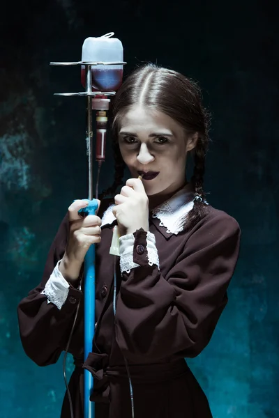 Porträt eines jungen Mädchens in Schuluniform als Vampirfrau — Stockfoto
