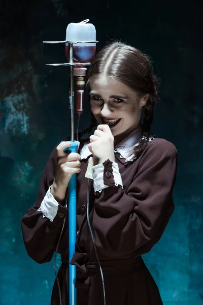 吸血鬼の女として制服の少女の肖像画 — ストック写真