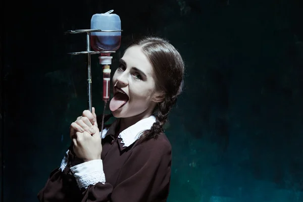 Retrato de uma jovem no uniforme da escola como uma mulher vampira — Fotografia de Stock