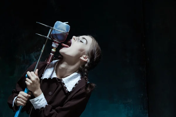 Retrato de uma jovem no uniforme da escola como uma mulher vampira — Fotografia de Stock