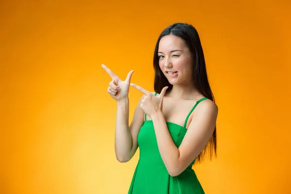 Щасливий китайський дівчина на жовтому фоні — стокове фото