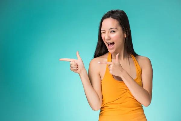 De gelukkige Chinees meisje op gele achtergrond — Stockfoto