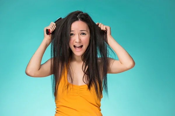Mujer joven frustrada teniendo un mal pelo —  Fotos de Stock