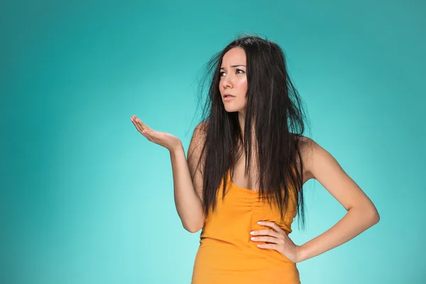 Frustrerade unga kvinnan att ha en dålig hår — Stockfoto