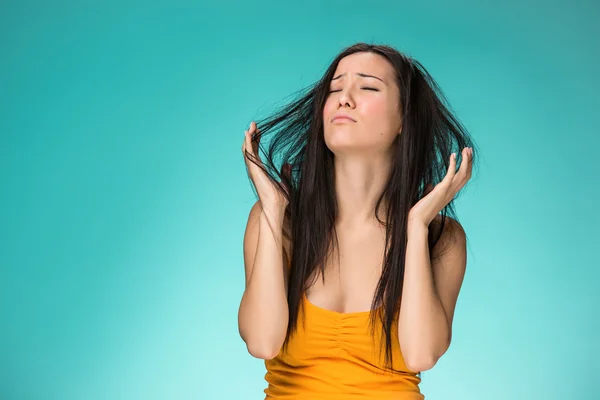 Mujer joven frustrada teniendo un mal pelo — Foto de Stock