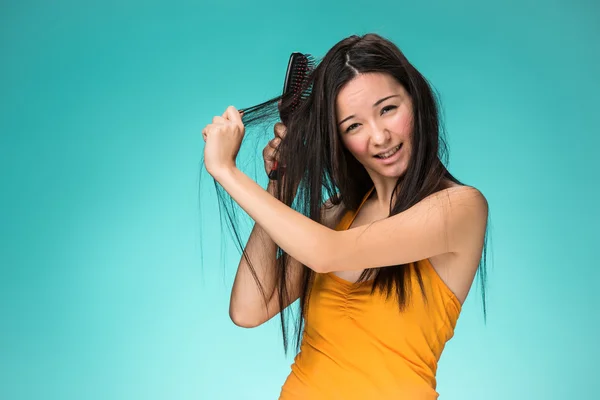 Kötü bir saç olması sinir bozucu genç kadın — Stok fotoğraf