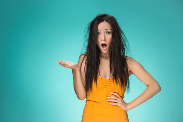 Frustrierte junge Frau mit schlechten Haaren — Stockfoto