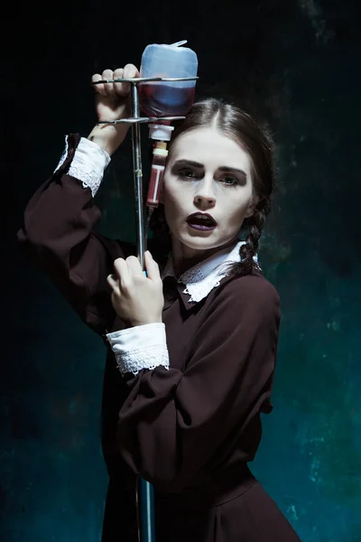 Портрет молодой девушки в школьной форме как женщины-вампира — стоковое фото