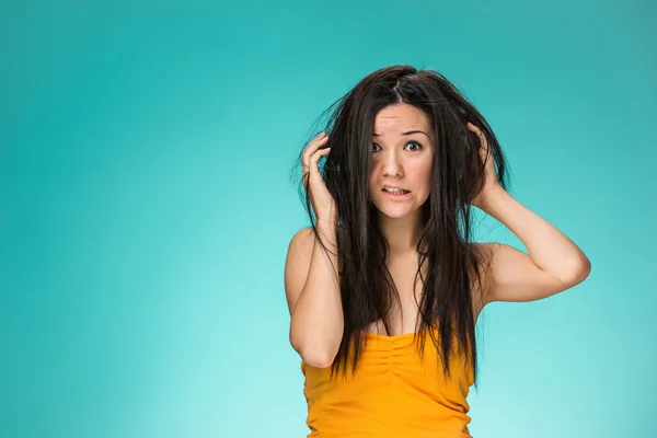 Frustrada jovem mulher ter um cabelo ruim — Fotografia de Stock