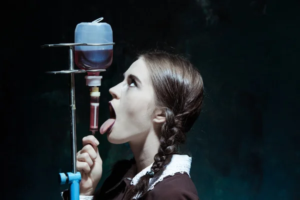 Portret van een jong meisje op school uniform als een vampier vrouw — Stockfoto