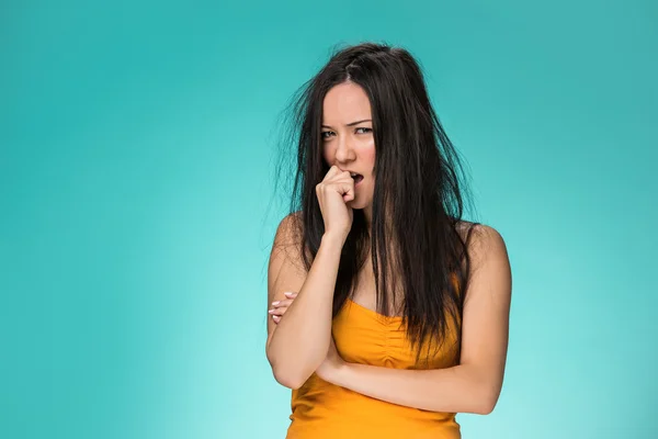 Frustrierte junge Frau mit schlechten Haaren — Stockfoto