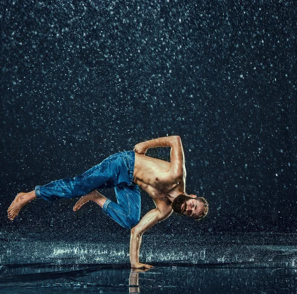 Il ballerino di pausa maschile in acqua . — Foto Stock