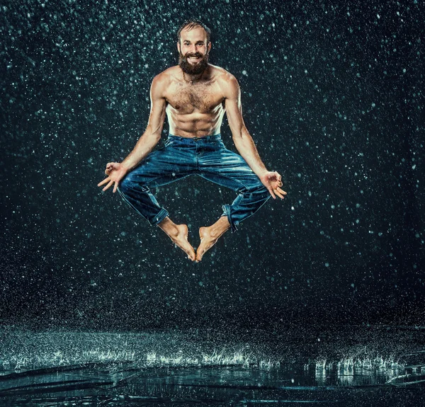 Il ballerino di pausa maschile in acqua . — Foto Stock