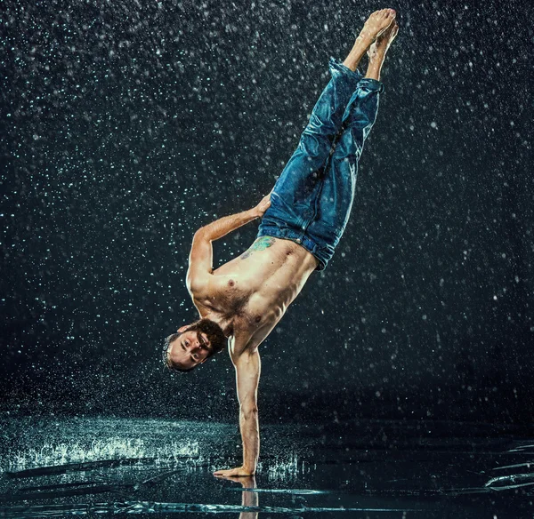 Il ballerino di pausa maschile in acqua . — Foto Stock