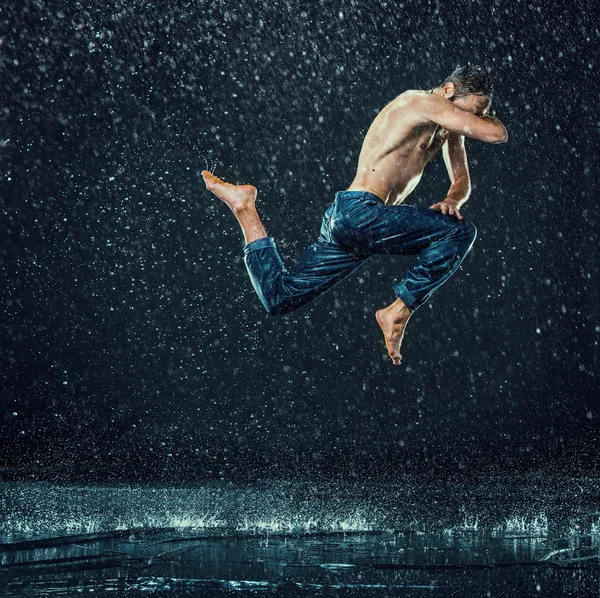 A férfi break táncos vízben. — Stock Fotó