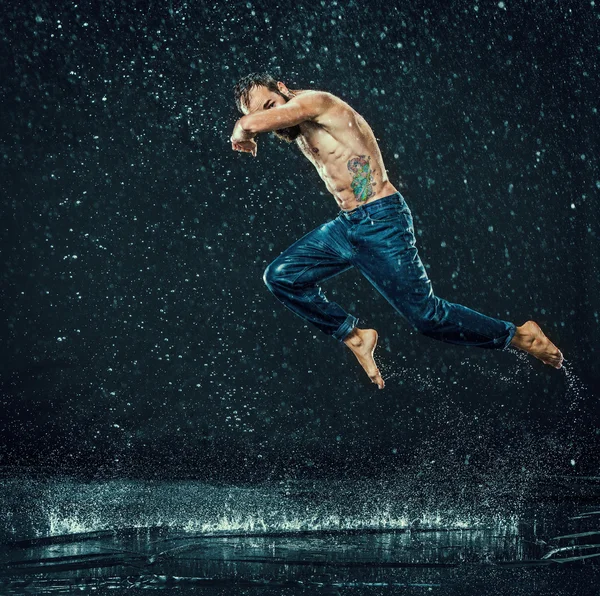 Il ballerino di pausa maschile in acqua . — Foto Stock