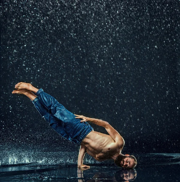 Il ballerino di pausa maschile in acqua . — Foto Stock