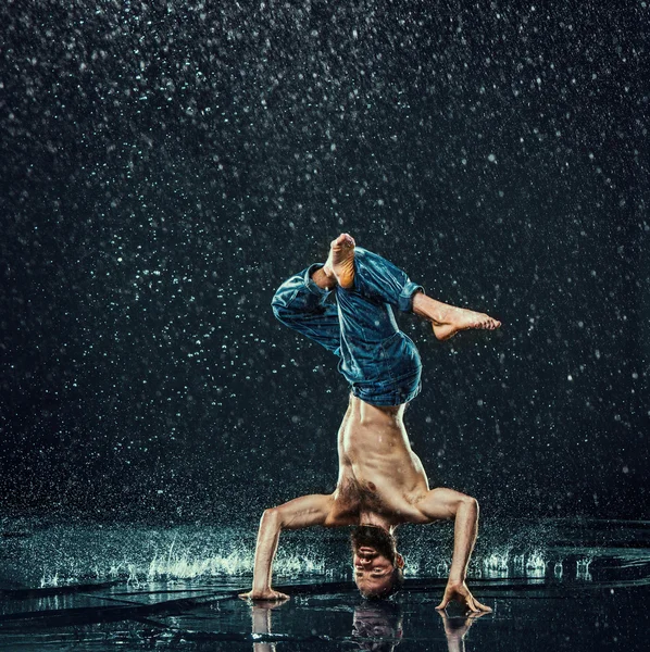 Il ballerino di pausa maschile in acqua . — Foto Stock