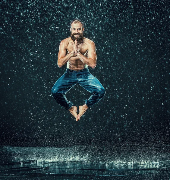 Il ballerino di pausa maschile in acqua . — Foto Stock