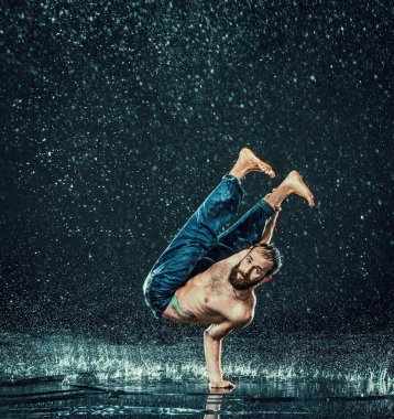 Su erkek break dansçı.