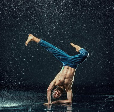 Su erkek break dansçı.