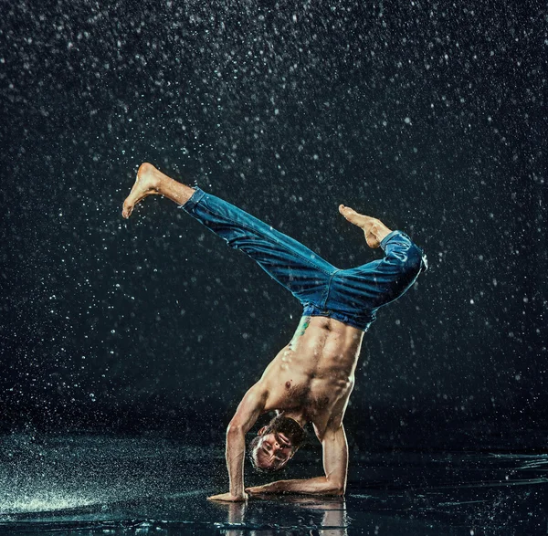 De mannelijke pauze danser in water. — Stockfoto