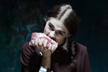 Kanlı Halloween Tema: çiğ et çılgın kız