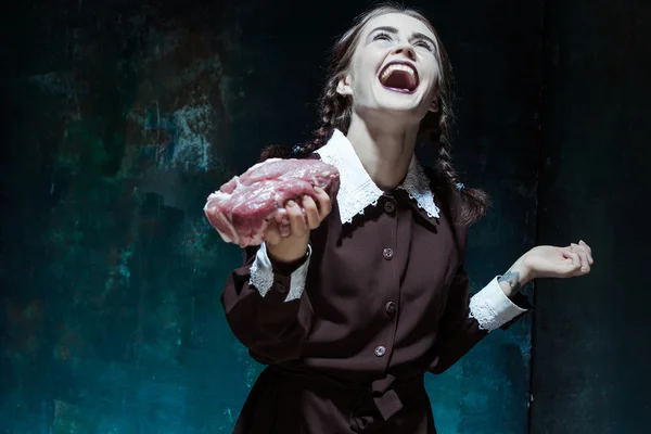 Krwawe Halloween theme: szalona dziewczyna z surowego mięsa — Zdjęcie stockowe