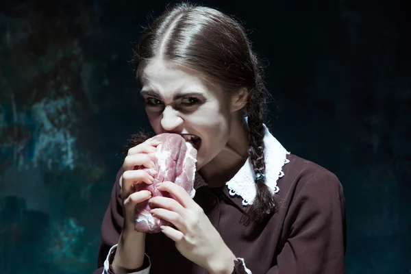 Кровавый Хэллоуин тема: сумасшедшая девушка с сырым мясом — стоковое фото