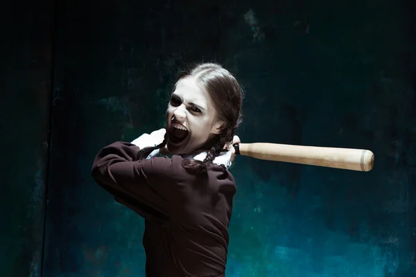 Портрет молодой девушки в школьной форме в виде женщины-убийцы — стоковое фото