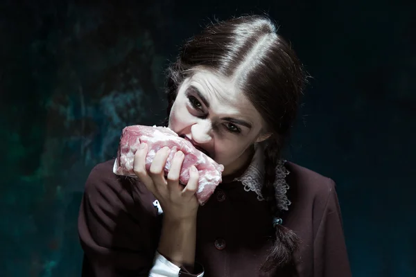 Krwawe Halloween theme: szalona dziewczyna z surowego mięsa — Zdjęcie stockowe