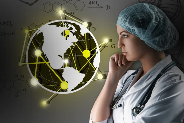 Колаж на наукові теми. Молода жінка-лікар стоїть на сірому фоні — стокове фото
